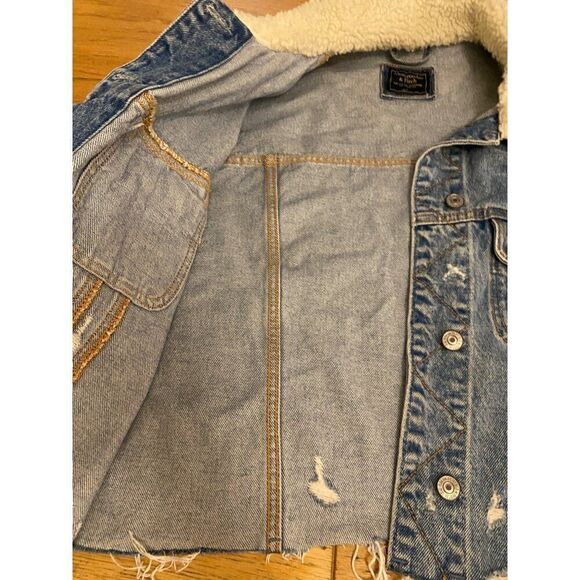 Abercrombie & Fitch women's cropped Distressed Denim Sherpa-Lined Jacket Large - Picture 5 of 10